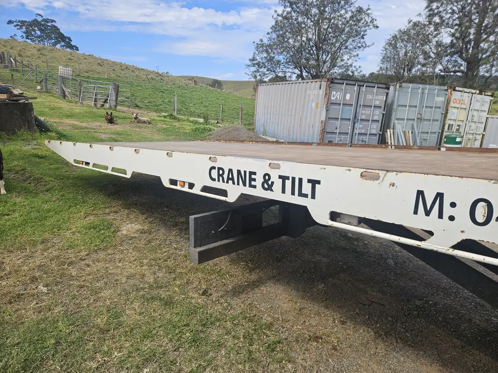 Flat tilt tray suited to large-load transport