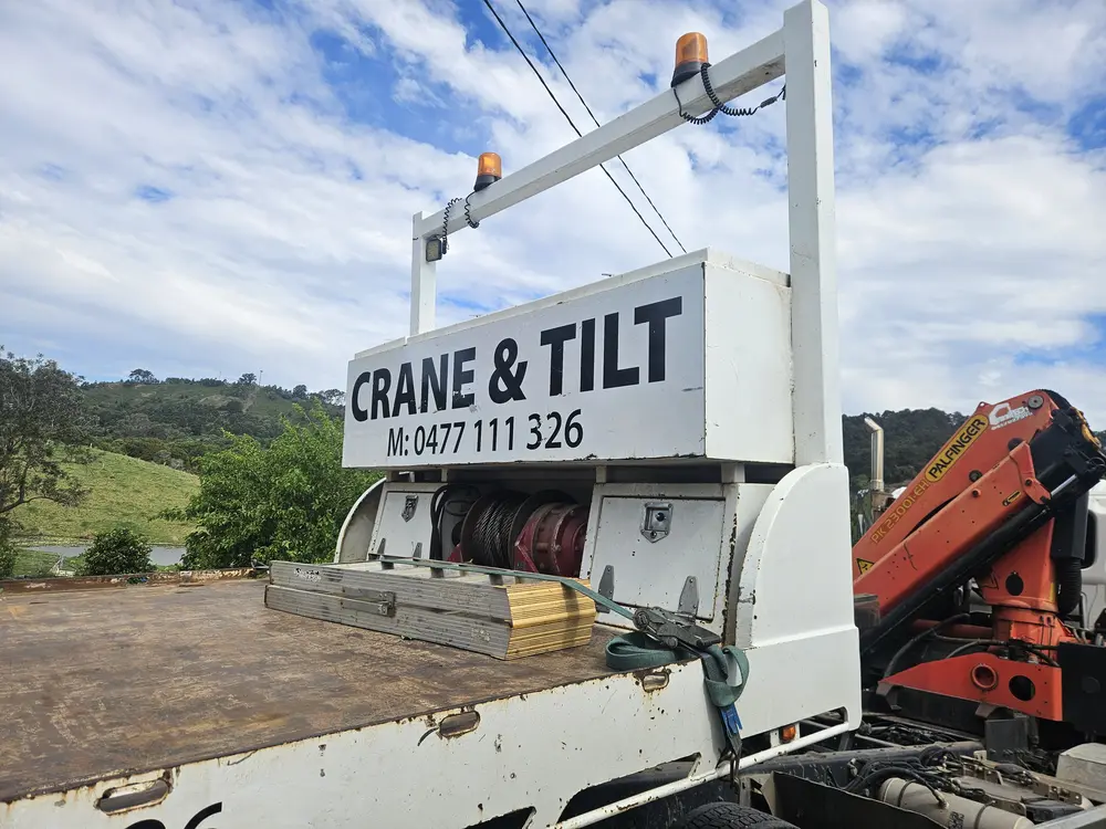 Crane and tilt-tray loading equipment