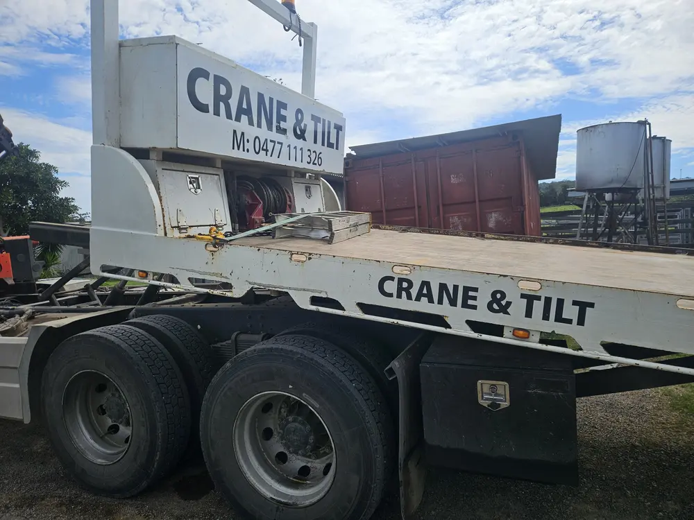 Flat tilt tray transport deck