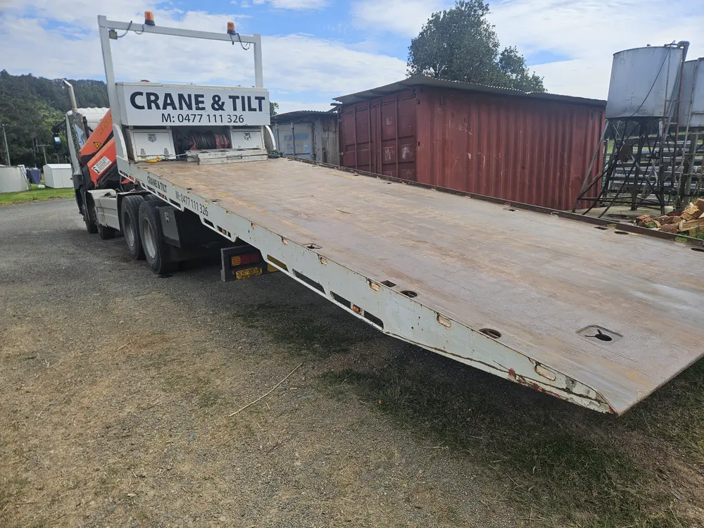 Empty tilt tray ready for large-load transport
